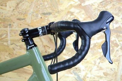 ROYAL BIKE SHOP Vélo De GRAVEL EXS Shimano Sora Disc Mono 9V Kaki T48 3 ROYAL BIKE SHOP Vélo De GRAVEL EXS Shimano Sora Disc Mono 9V Kaki T48 – Image 2